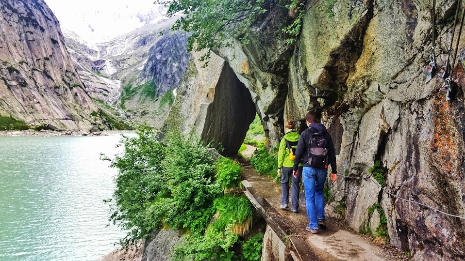 One of two places on the hiking trail where you walk along a narrow ledge. It's not that scary and there is a cable to hang on to, but you should be fore-warned.