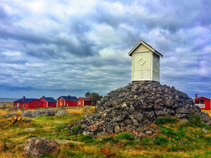 Traditionally guests were asked to pile up a stone, to make the lighthouse higher in Maakalla.