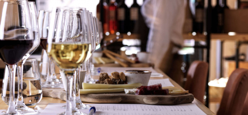 Enjoy the tastes of Greek wines and cuisine in Athens 