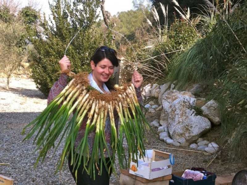 making a necklace from calcots at a calcotada