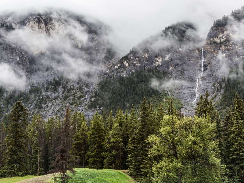 easy hikes at cascade falls in banff