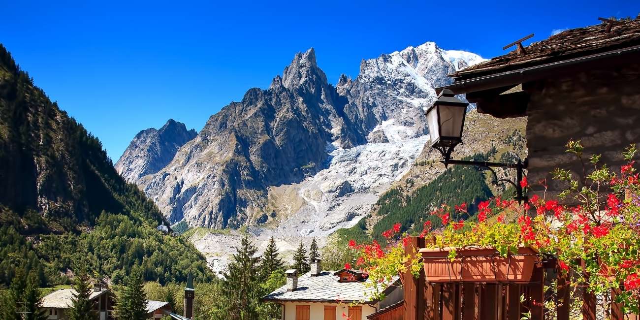 accommodations in courmayeur for hikers and skiiers