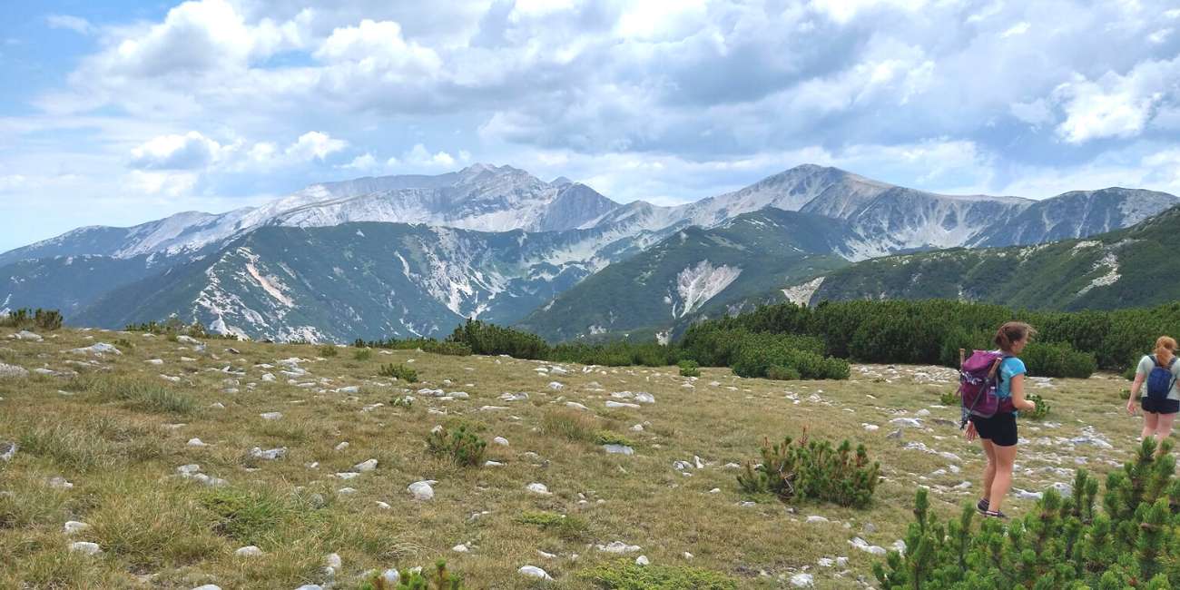 2 friends hiking the mountains