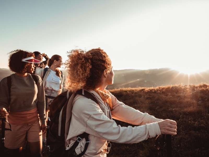 Wandernde Frauen beobachten den Sonnenaufgang