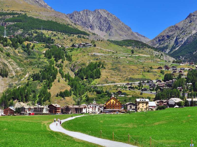 hiking in gran paradiso national park