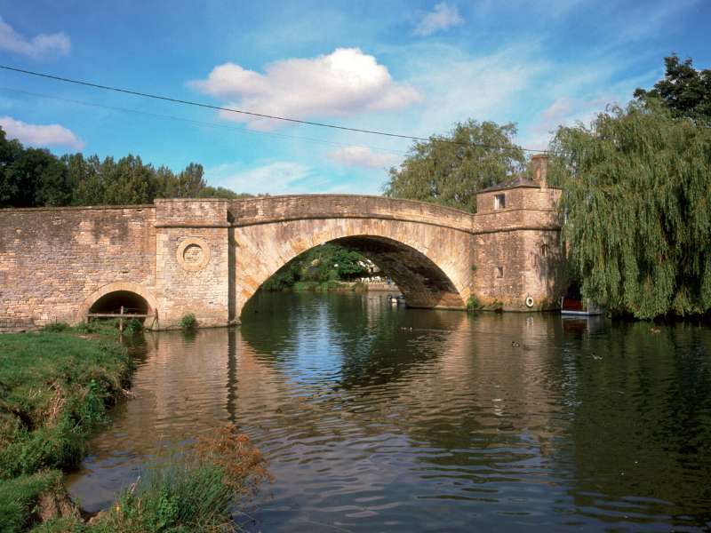 Halfpenny Bridge of Lechlade, one of the walks of Thames Path