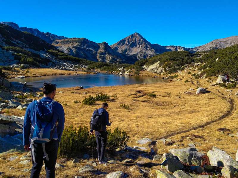 2 hikers doing an easy hiking trail for beginners in the Pirin Mountains of Bulgaria