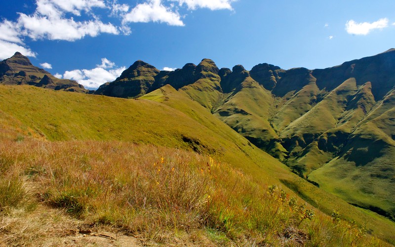 drakensberg mountains looking towards cathedral peak