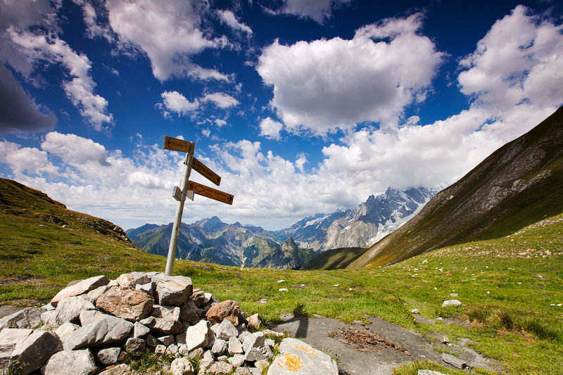 Hiking markers on the TMB