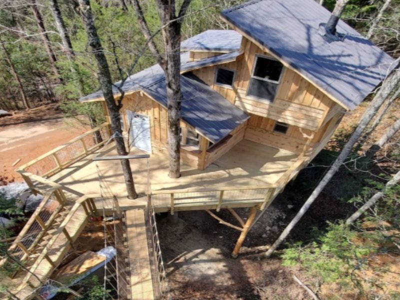 Check out this luxury treehouse rental in Tennessee