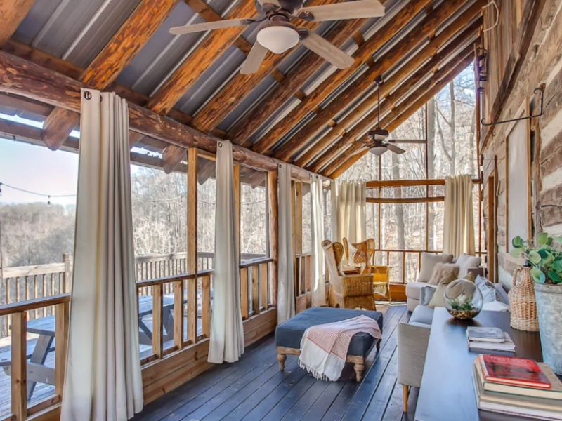 Enjoy luxury and amazing views at this treehouse rental in Tennessee