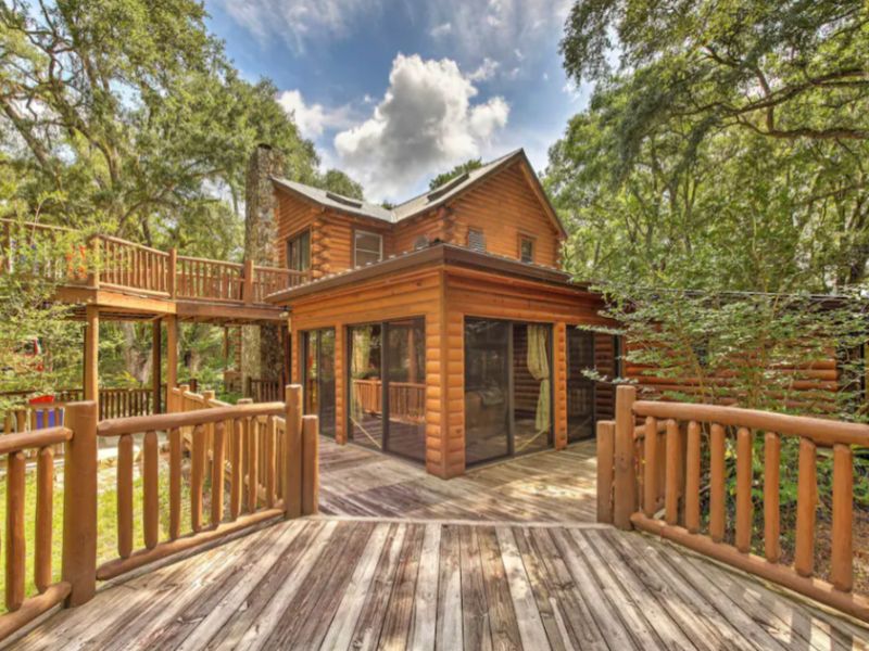 Quiet Inverness Log Cabin to rent in Florida