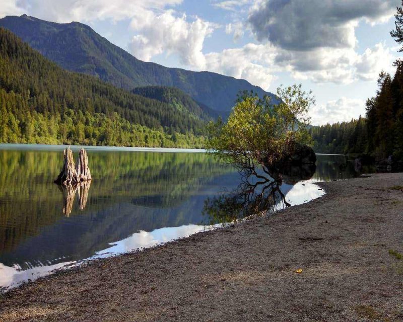 Rattlesnake Lake is the start of the Rattlesnake Ledge, one of the best easy hikes near Seattle. It is a popular place to visit in Washington State