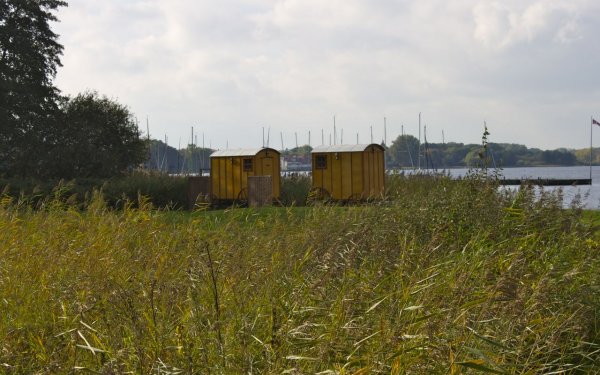 Romantic journey to Bad Zwischenahn with sauna caravans on the lakeshore.