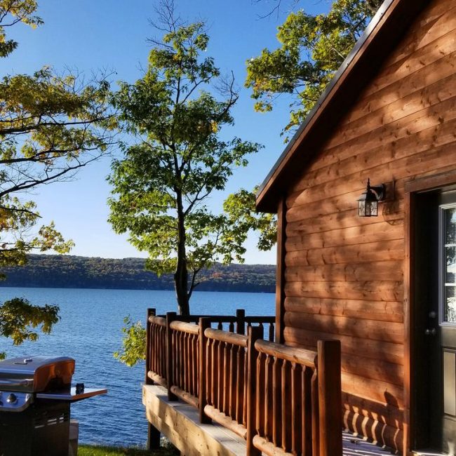 Cozy cabins to escape the city and relax on a lake