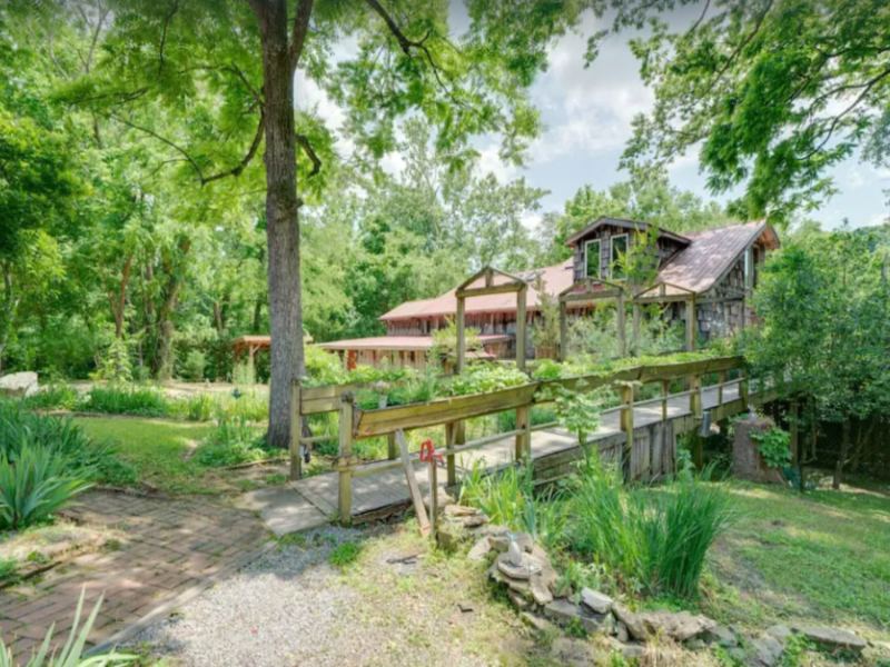 Stunning Treehouse Mansion in Tennessee