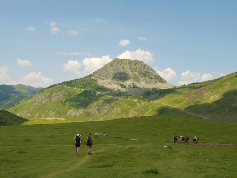 2 hikers en route from Sylbice to Doberdol, part of the Via Dinarica hiking route