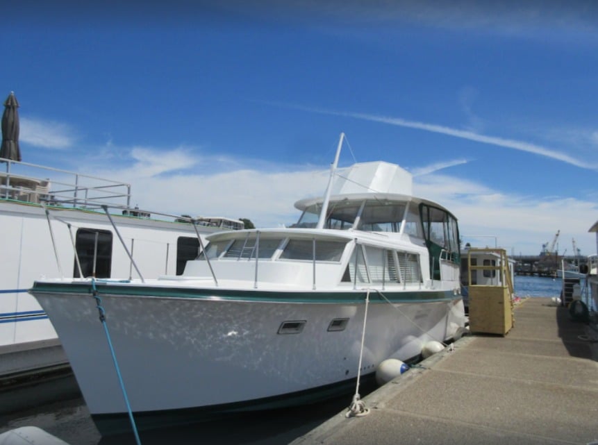 Spend a night on a Vintage 1986 Hatteras Boat on the Kittery/Portsmouth Harbor