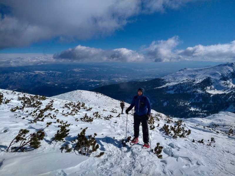 wearing merino base layer to regulate body temperature when hiking