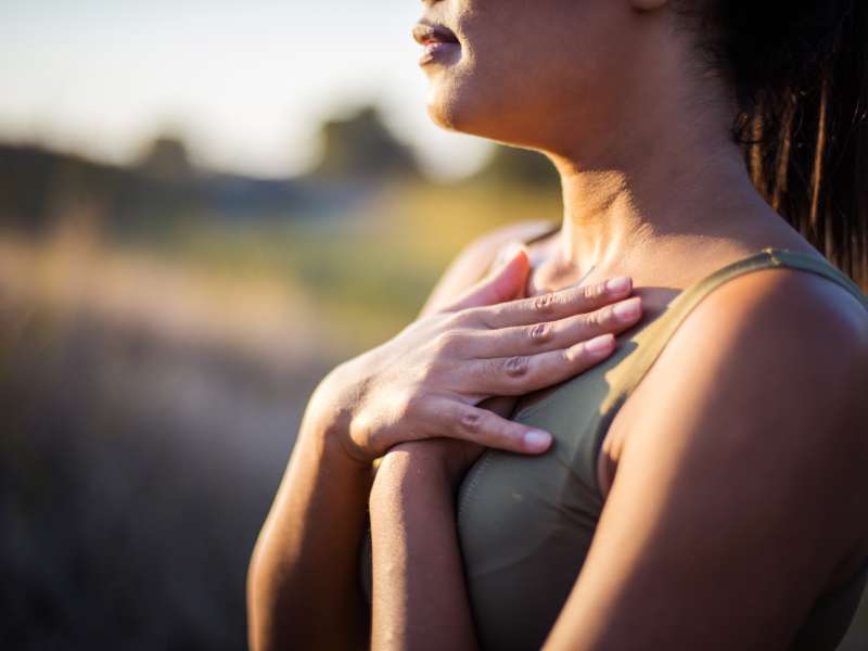 hiking woman doing a breathwork training outdoor